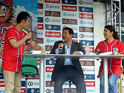 画像ギャラリー No.010のサムネイル画像 / 優勝者は始球式のマウンドに！ 「プロ野球 ファミスタ オンライン 2010」全国トーナメント決勝戦が西武ドームで開催