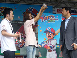 画像ギャラリー No.014のサムネイル画像 / 優勝者は始球式のマウンドに！ 「プロ野球 ファミスタ オンライン 2010」全国トーナメント決勝戦が西武ドームで開催