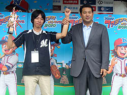画像ギャラリー No.015のサムネイル画像 / 優勝者は始球式のマウンドに！ 「プロ野球 ファミスタ オンライン 2010」全国トーナメント決勝戦が西武ドームで開催