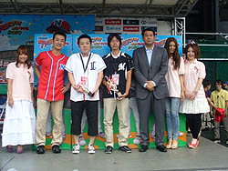 画像ギャラリー No.016のサムネイル画像 / 優勝者は始球式のマウンドに！ 「プロ野球 ファミスタ オンライン 2010」全国トーナメント決勝戦が西武ドームで開催