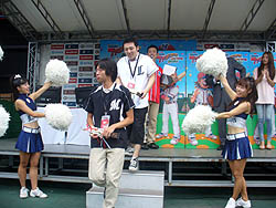 画像ギャラリー No.017のサムネイル画像 / 優勝者は始球式のマウンドに！ 「プロ野球 ファミスタ オンライン 2010」全国トーナメント決勝戦が西武ドームで開催