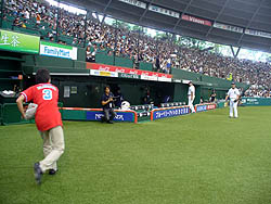 画像ギャラリー No.018のサムネイル画像 / 優勝者は始球式のマウンドに！ 「プロ野球 ファミスタ オンライン 2010」全国トーナメント決勝戦が西武ドームで開催