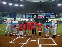 画像ギャラリー No.019のサムネイル画像 / 優勝者は始球式のマウンドに！ 「プロ野球 ファミスタ オンライン 2010」全国トーナメント決勝戦が西武ドームで開催