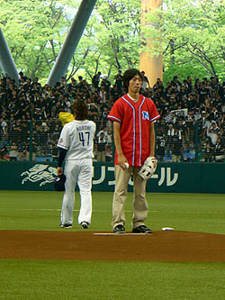 画像ギャラリー No.020のサムネイル画像 / 優勝者は始球式のマウンドに！ 「プロ野球 ファミスタ オンライン 2010」全国トーナメント決勝戦が西武ドームで開催