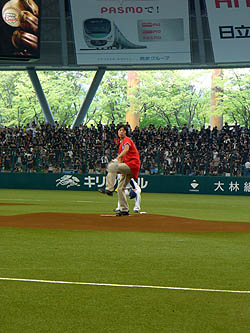 画像ギャラリー No.021のサムネイル画像 / 優勝者は始球式のマウンドに！ 「プロ野球 ファミスタ オンライン 2010」全国トーナメント決勝戦が西武ドームで開催