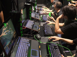 画像ギャラリー No.002のサムネイル画像 / Razer USAブースで行われた「StarCraft II： Wings Of Liberty」イベントレポート。台湾トップレベルのSEN氏を日本人プレイヤーが打ち負かす場面も