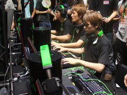 画像ギャラリー No.004のサムネイル画像 / Razer USAブースで行われた「StarCraft II： Wings Of Liberty」イベントレポート。台湾トップレベルのSEN氏を日本人プレイヤーが打ち負かす場面も