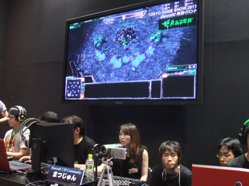 画像ギャラリー No.011のサムネイル画像 / Razer USAブースで行われた「StarCraft II： Wings Of Liberty」イベントレポート。台湾トップレベルのSEN氏を日本人プレイヤーが打ち負かす場面も