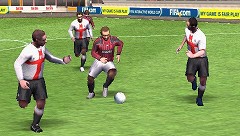 画像ギャラリー No.016のサムネイル画像 / 連載「PCゲームを持ち出そう！」。第17回はサッカーゲーム「FIFA 08」のPSP版を紹介