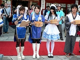 画像ギャラリー No.002のサムネイル画像 / 将門公もびっくり？ メイドさん30人とダレット「スト2」キャラが神田明神で打ち水始め