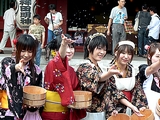 画像ギャラリー No.003のサムネイル画像 / 将門公もびっくり？ メイドさん30人とダレット「スト2」キャラが神田明神で打ち水始め
