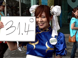 画像ギャラリー No.013のサムネイル画像 / 将門公もびっくり？ メイドさん30人とダレット「スト2」キャラが神田明神で打ち水始め