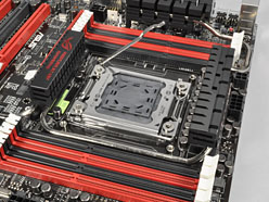 画像ギャラリー No.005のサムネイル画像 / 「Sandy Bridge-E」はまもなく登場？ ゲーマー向けX79マザーボード「Rampage IV Extreme」を写真で見る