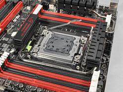 画像ギャラリー No.006のサムネイル画像 / 「Sandy Bridge-E」はまもなく登場？ ゲーマー向けX79マザーボード「Rampage IV Extreme」を写真で見る