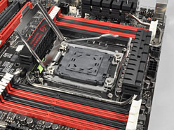 画像ギャラリー No.007のサムネイル画像 / 「Sandy Bridge-E」はまもなく登場？ ゲーマー向けX79マザーボード「Rampage IV Extreme」を写真で見る