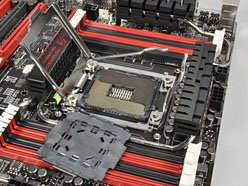 画像ギャラリー No.008のサムネイル画像 / 「Sandy Bridge-E」はまもなく登場？ ゲーマー向けX79マザーボード「Rampage IV Extreme」を写真で見る