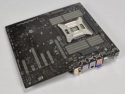 画像ギャラリー No.009のサムネイル画像 / 「Sandy Bridge-E」はまもなく登場？ ゲーマー向けX79マザーボード「Rampage IV Extreme」を写真で見る