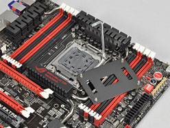 画像ギャラリー No.010のサムネイル画像 / 「Sandy Bridge-E」はまもなく登場？ ゲーマー向けX79マザーボード「Rampage IV Extreme」を写真で見る