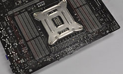 画像ギャラリー No.021のサムネイル画像 / 「Sandy Bridge-E」はまもなく登場？ ゲーマー向けX79マザーボード「Rampage IV Extreme」を写真で見る