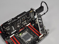 画像ギャラリー No.028のサムネイル画像 / 「Sandy Bridge-E」はまもなく登場？ ゲーマー向けX79マザーボード「Rampage IV Extreme」を写真で見る