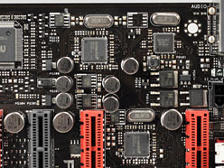 画像ギャラリー No.034のサムネイル画像 / 「Sandy Bridge-E」はまもなく登場？ ゲーマー向けX79マザーボード「Rampage IV Extreme」を写真で見る