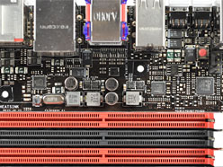 画像ギャラリー No.035のサムネイル画像 / 「Sandy Bridge-E」はまもなく登場？ ゲーマー向けX79マザーボード「Rampage IV Extreme」を写真で見る