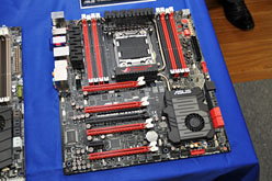 画像ギャラリー No.003のサムネイル画像 / 「ASUSならDIMM 8枚差しでも大丈夫」。ASUS，X79マザーボードの品質と機能をアピール