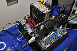 画像ギャラリー No.005のサムネイル画像 / 「ASUSならDIMM 8枚差しでも大丈夫」。ASUS，X79マザーボードの品質と機能をアピール