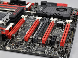 画像ギャラリー No.007のサムネイル画像 / 「ASUSならDIMM 8枚差しでも大丈夫」。ASUS，X79マザーボードの品質と機能をアピール