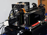 画像ギャラリー No.010のサムネイル画像 / 「ASUSならDIMM 8枚差しでも大丈夫」。ASUS，X79マザーボードの品質と機能をアピール