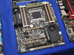 画像ギャラリー No.019のサムネイル画像 / 「ASUSならDIMM 8枚差しでも大丈夫」。ASUS，X79マザーボードの品質と機能をアピール