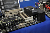 画像ギャラリー No.024のサムネイル画像 / 「ASUSならDIMM 8枚差しでも大丈夫」。ASUS，X79マザーボードの品質と機能をアピール