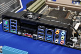 画像ギャラリー No.025のサムネイル画像 / 「ASUSならDIMM 8枚差しでも大丈夫」。ASUS，X79マザーボードの品質と機能をアピール