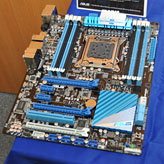 画像ギャラリー No.036のサムネイル画像 / 「ASUSならDIMM 8枚差しでも大丈夫」。ASUS，X79マザーボードの品質と機能をアピール