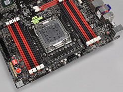 画像ギャラリー No.050のサムネイル画像 / 「ASUSならDIMM 8枚差しでも大丈夫」。ASUS，X79マザーボードの品質と機能をアピール