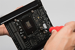 画像ギャラリー No.043のサムネイル画像 / 【PR】PCゲーマーのための「超小型ゲームPC」自作講座。カード長170mmのASUS製GTX 760カードなら，PCはここまで小さくできる