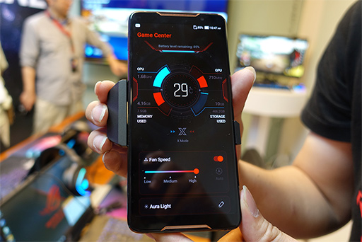 画像ギャラリー No.002のサムネイル画像 / ［COMPUTEX］ASUSがゲーマー向けスマートフォン「ROG Phone」を発表。高クロック駆動のSnapdragon 845を冷やす外付けクーラー付き
