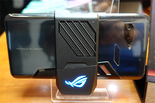 画像ギャラリー No.004のサムネイル画像 / ［COMPUTEX］ASUSがゲーマー向けスマートフォン「ROG Phone」を発表。高クロック駆動のSnapdragon 845を冷やす外付けクーラー付き