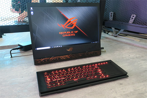 画像ギャラリー No.002のサムネイル画像 / ほとんど「バッテリー内蔵のディスプレイ一体型PC」？ ASUSが一風変わった“ゲーマー向けノート”を発表