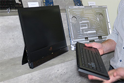 画像ギャラリー No.003のサムネイル画像 / ほとんど「バッテリー内蔵のディスプレイ一体型PC」？ ASUSが一風変わった“ゲーマー向けノート”を発表