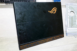 画像ギャラリー No.005のサムネイル画像 / ほとんど「バッテリー内蔵のディスプレイ一体型PC」？ ASUSが一風変わった“ゲーマー向けノート”を発表