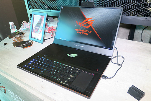 画像ギャラリー No.007のサムネイル画像 / ほとんど「バッテリー内蔵のディスプレイ一体型PC」？ ASUSが一風変わった“ゲーマー向けノート”を発表