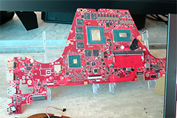 画像ギャラリー No.008のサムネイル画像 / ほとんど「バッテリー内蔵のディスプレイ一体型PC」？ ASUSが一風変わった“ゲーマー向けノート”を発表