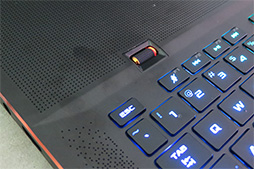 画像ギャラリー No.009のサムネイル画像 / ほとんど「バッテリー内蔵のディスプレイ一体型PC」？ ASUSが一風変わった“ゲーマー向けノート”を発表