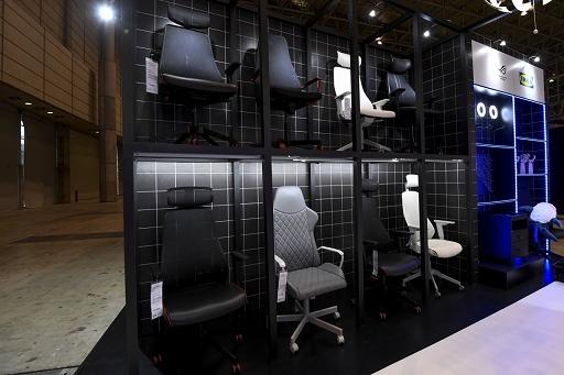 画像ギャラリー No.002のサムネイル画像 / ［TGS 2021］家具メーカーのIKEAがゲーマー向け家具を展示。新製品の電動昇降機能付きデスクや，落ち着いたデザインのチェアも