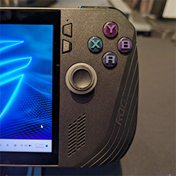画像ギャラリー No.006のサムネイル画像 / 携帯型ゲームPC「ROG Ally X」は何が変わった？ 実機を触ってチェックした