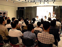 画像ギャラリー No.001のサムネイル画像 / 中2女子におすすめは，やおい漫画？　PS2/PSP版「萌え萌え2次大戦（略）☆デラックス」オフラインイベント
