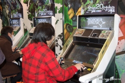 画像ギャラリー No.037のサムネイル画像 / 3D立体視対応筐体の「METAL GEAR ARCADE」，初音ミクが歌う「Project DIVA ARCADE」，「ラブプラス」プライズアイテムなどを見つけた，AOU2010 アミューズメント・エキスポレポート
