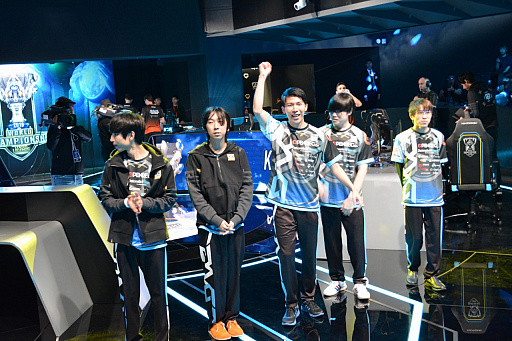 画像ギャラリー No.011のサムネイル画像 / 「リーグ・オブ・レジェンド」の世界大会「World Championship 2018」初日をレポート。逆転に次ぐ逆転で，DFMは惜しくも1勝1敗