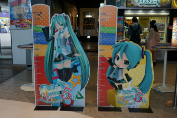 画像ギャラリー No.002のサムネイル画像 / 「初音ミク×セガ」プロジェクト5周年を記念した開発陣によるトークショーの模様をレポート。初の海外向け新作「初音ミク Project mirai Remix」も発表に